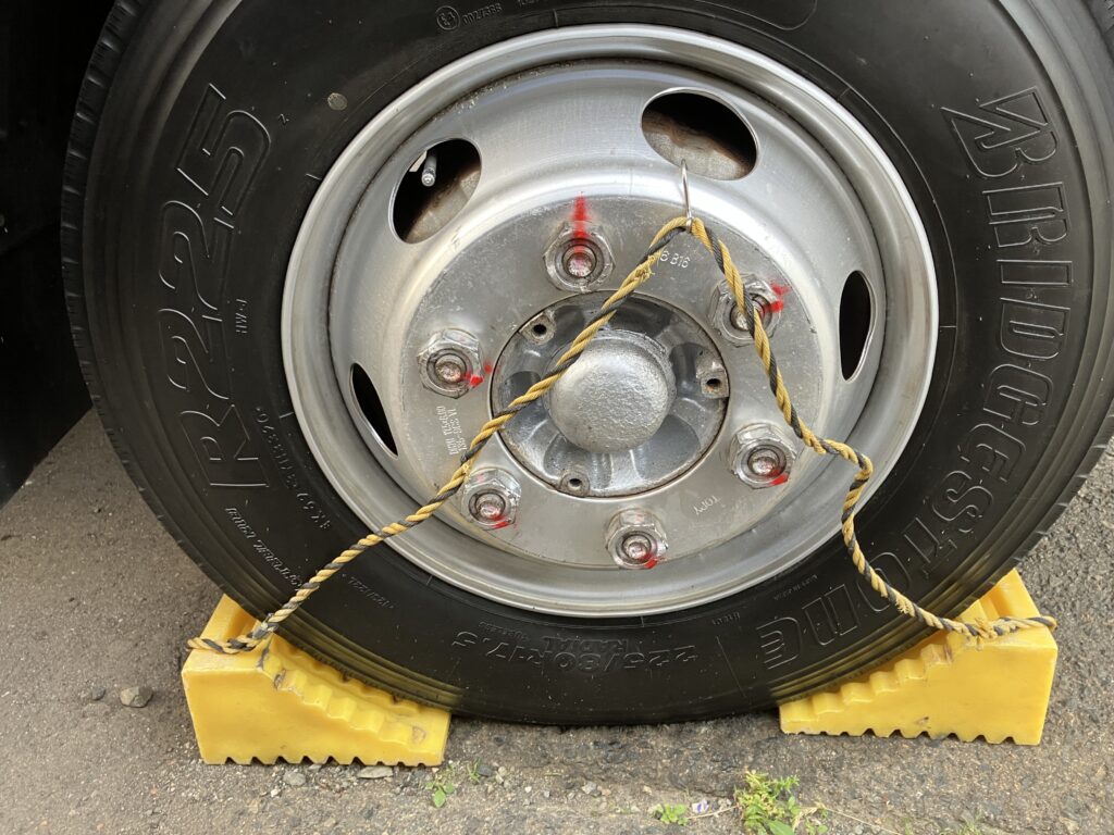 ホイールナットアイマークとトラロープ付黄色車止め(歯止め)