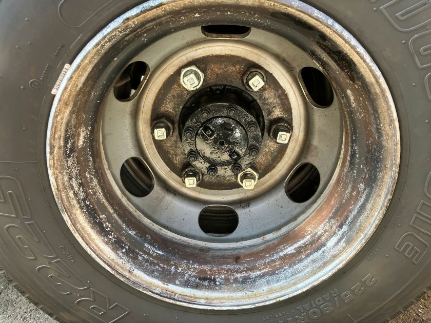 ホイールナットを新品に交換