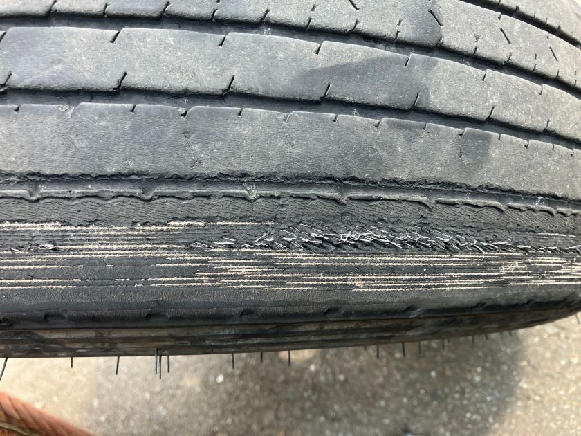 タイヤの片減りでのワイヤー露出